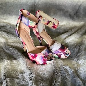 Floral print heel with platform. Size 6 NWT